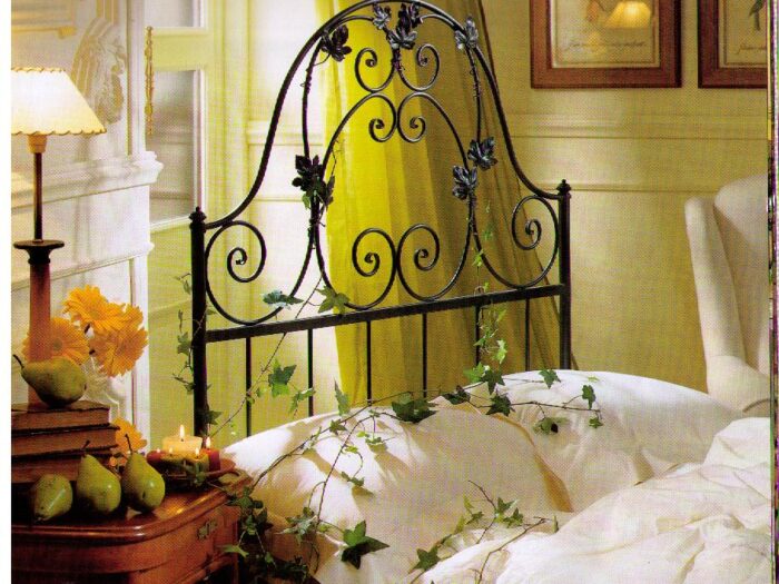 cabecero de forja ALICANTE Hojas del que destacan sus suaves curvas decoradas con hojas, lo que dará a tu dormitorio un aire fresco