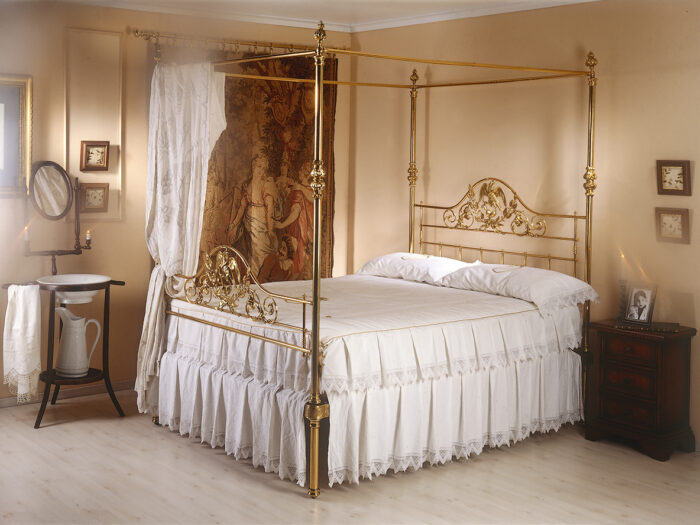 cama LUPE fabricada en latón o acero con piezas talladas y talla central