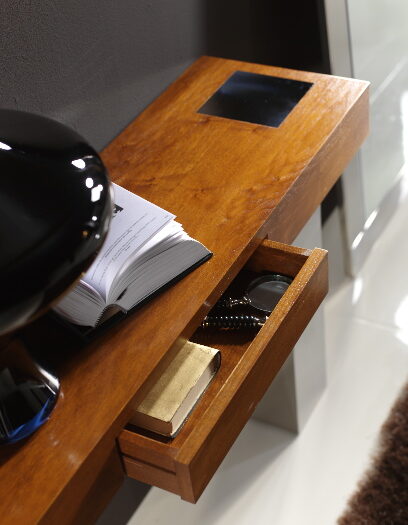 La consola DIÁFANA con cajón es una consola de estilo moderno y líneas rectas fabricada en acero inoxidable brillo que contrasta con la calidez que le aporta la tapa de madera.