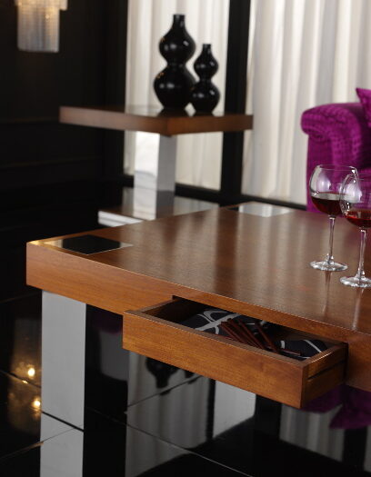 La mesa de centro DIÁFANA con cajón es una mesa de centro de estilo moderno y líneas rectas fabricada en acero inoxidable brillo que contrasta con la calidez que le aporta la tapa de madera