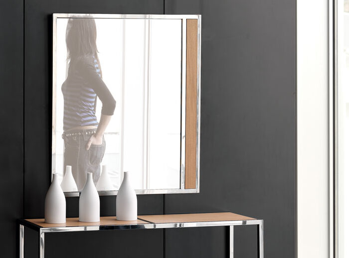 El espejo DIVISA esta fabricado en acero inoxidable pulido y va combinado con madera, de forma rectangular y líneas rectas y sencillas