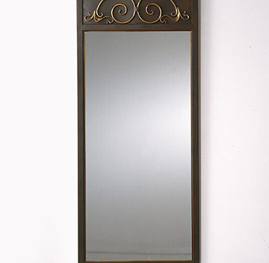 El espejo RETRO de forma rectangular del que destacan sus orlas modernistas que van en la parte alta del espejo sobre una chapa de hierro.