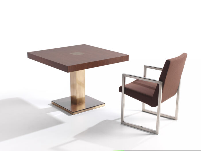 La mesa de comedor DIÁFANA de estilo moderno lleva un pie central de 15 cm. que puede fabricarse en latón o acero, va anclado a una base metálica