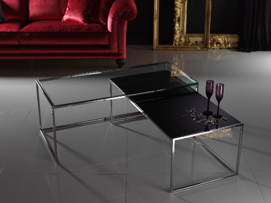 La mesa nido DUO es una mesa de centro minimalista fabricada en acero inoxidable y tapa de cristal. En la foto hemos optado por colocar un cristal transparente y el otro fumé.