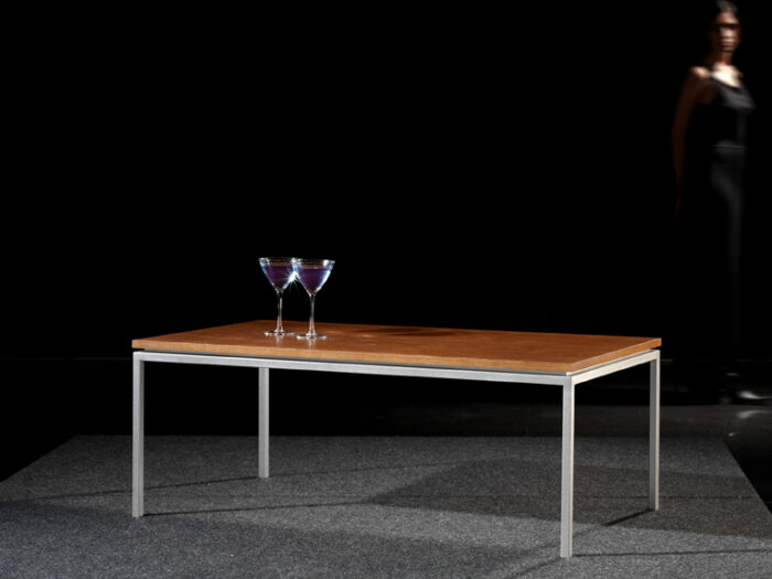 La mesa de centro  MODOSA es una mesa de centro de líneas rectas y perfil fino en fabricado en acero con tapa de madera. La estructura metálica puede ir pintada en cualquier color de nuestra gama de acabados.