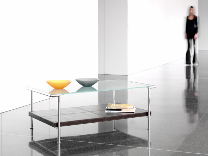 La mesa de centro ORIGINAL C es una mesa de diseño moderno, su estructura esta cromada y combina con una tapa de cristal y una balda inferior  de madera