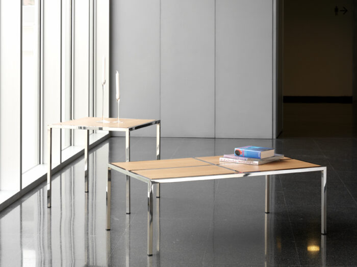 La mesa de centro DIVISA es una original y sencilla mesa auxiliar cuya estructura está fabricada en tubo cuadrado de acero inoxidable  con tapa de madera