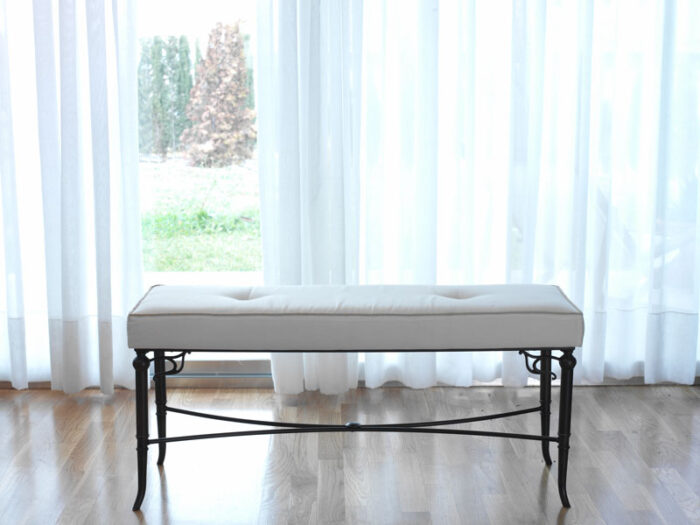Bonita banqueta RETRO es ideal para colocar como pie de cama en cualquier dormitorio fabricada en acero y decorada con detalles modernistas en latón
