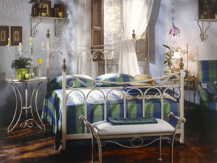 Cama SEGOVIA de forja fabricada en acero, destacan sus arcos que dan personalidad a esta cama en color blanco veneciano