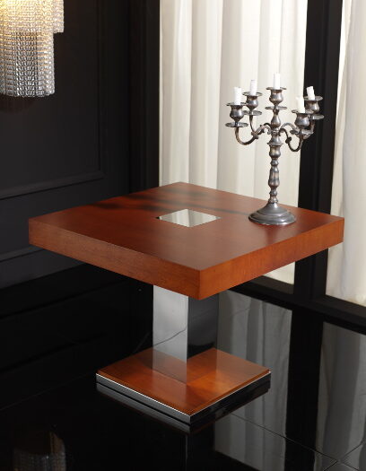La mesa auxiliar DIAFANA  es una mesa  de estilo moderno y líneas rectas fabricada en acero inoxidable brillo que contrasta con la calidez que le aporta la tapa de madera.